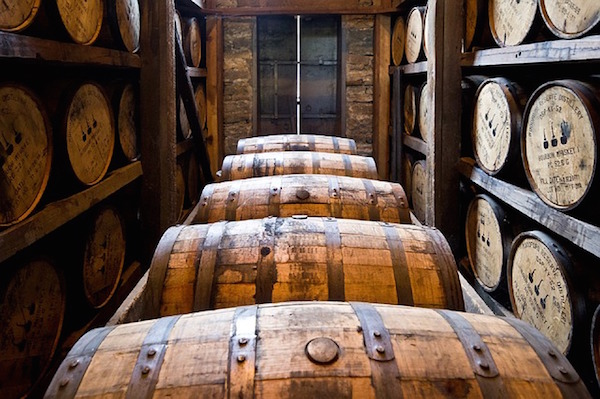 distillery-barrels-591602_640